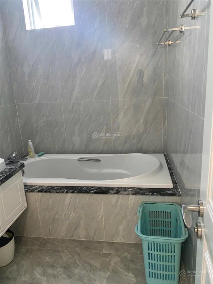 Căn hộ nội thất đẹp  dt 145m 3pn lớn, 3wc có bồn tắm rộng rãi