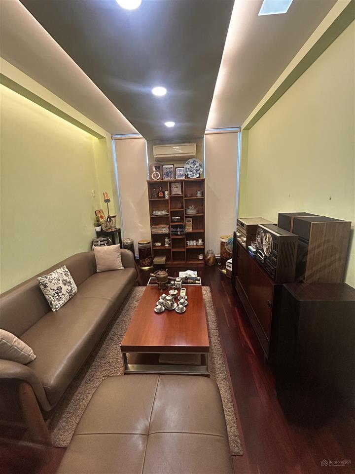 Căn nhà cái ít ở. nội thất full gỗ căm xe bền chắc. nhà mới đẹp. giá 9tỷ bến vân đồn