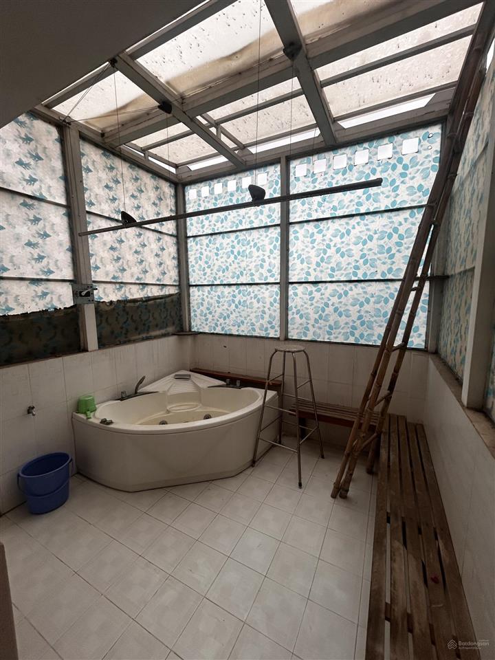Căn nhà cái ít ở. nội thất full gỗ căm xe bền chắc. nhà mới đẹp. giá 9tỷ bến vân đồn