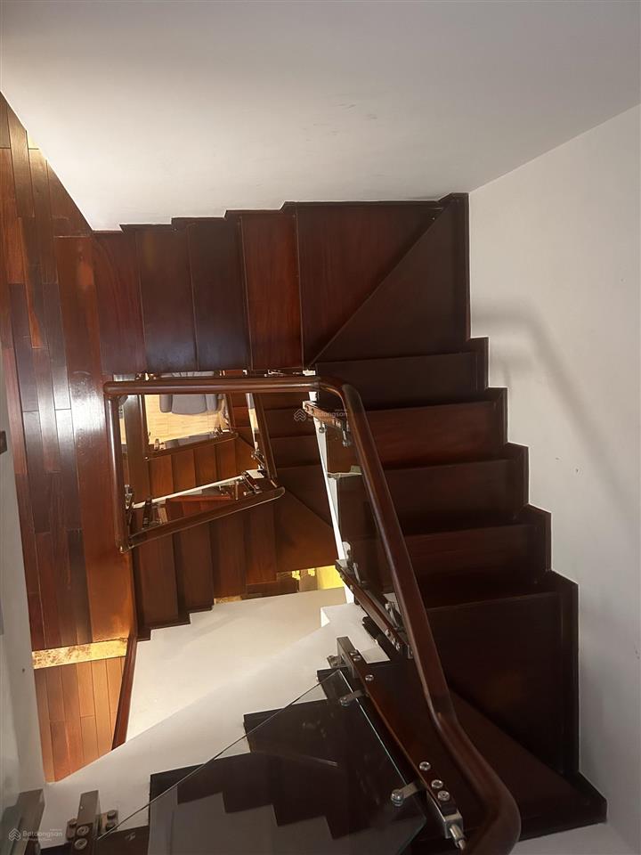 Căn nhà cái ít ở. nội thất full gỗ căm xe bền chắc. nhà mới đẹp. giá 9tỷ bến vân đồn