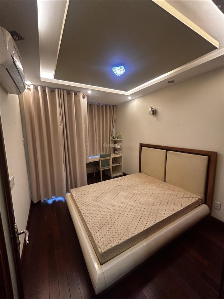 Căn nhà cái ít ở. nội thất full gỗ căm xe bền chắc. nhà mới đẹp. giá 9tỷ bến vân đồn