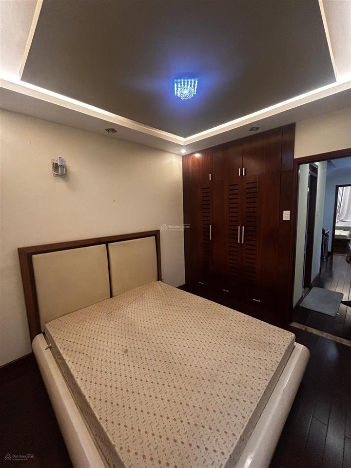 Căn nhà cái ít ở. nội thất full gỗ căm xe bền chắc. nhà mới đẹp. giá 9tỷ bến vân đồn
