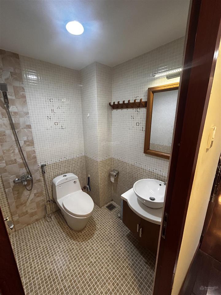 Căn nhà cái ít ở. nội thất full gỗ căm xe bền chắc. nhà mới đẹp. giá 9tỷ bến vân đồn