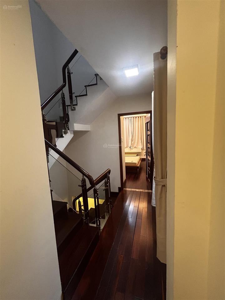 Căn nhà cái ít ở. nội thất full gỗ căm xe bền chắc. nhà mới đẹp. giá 9tỷ bến vân đồn