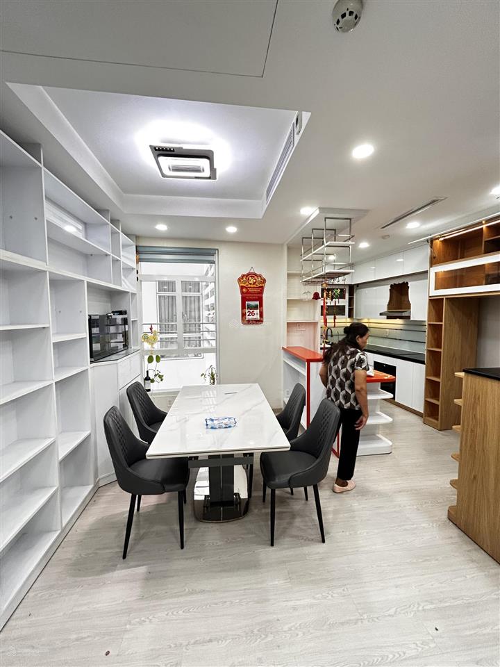 Căn hộ hl 111m được thiết kế thành 3pn. đầy đủ nội thất mới đẹp vào ở ngay. giá 8tỷ