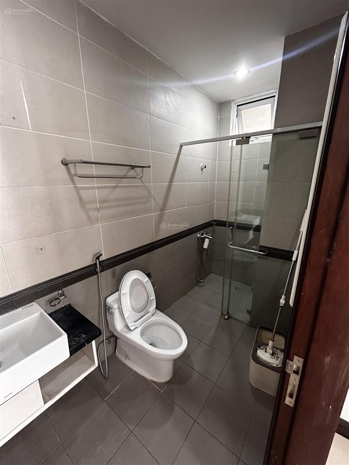 Căn hộ 95m2, 2 ban công. nhà trống giá thuê 15tr/th