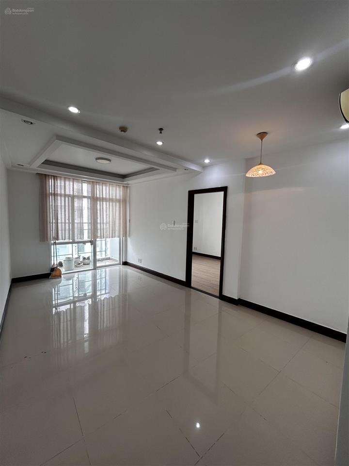 Căn hộ 95m2, 2 ban công. nhà trống giá thuê 15tr/th
