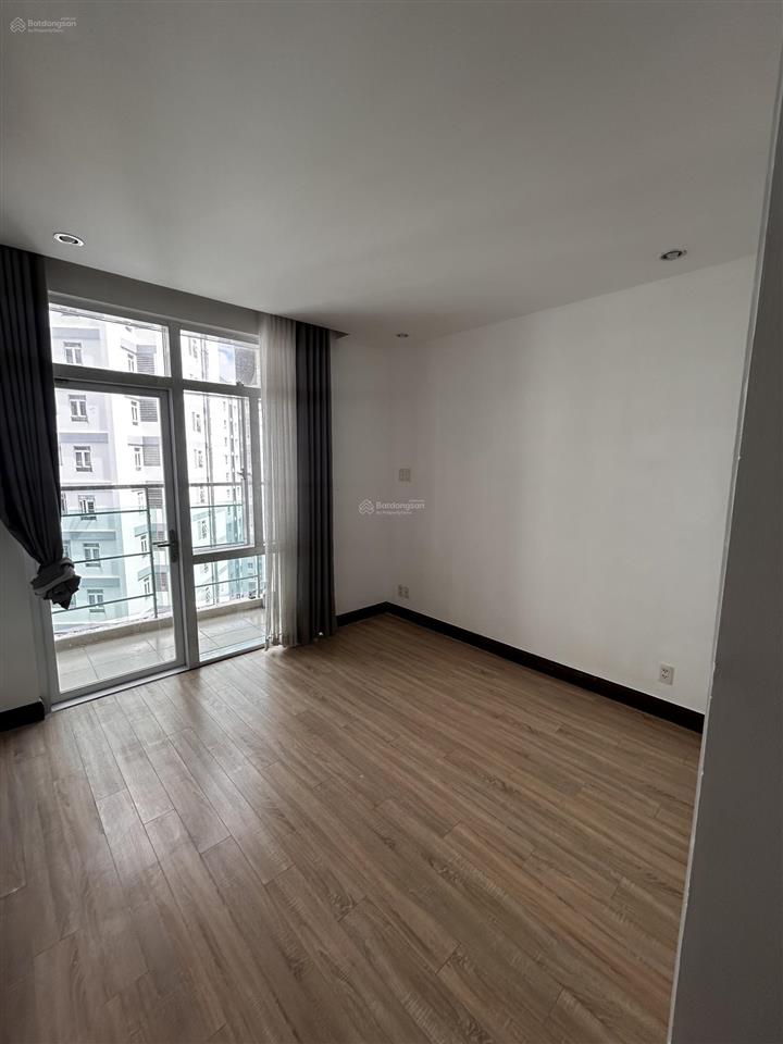 Căn hộ 95m2, 2 ban công. nhà trống giá thuê 15tr/th