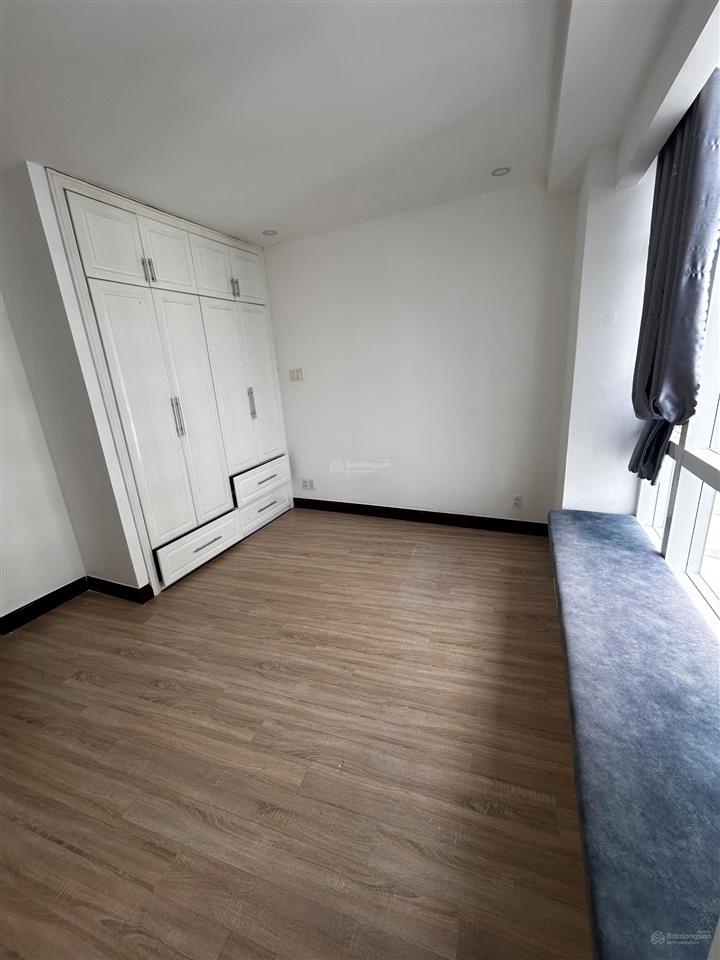 Căn hộ 95m2, 2 ban công. nhà trống giá thuê 15tr/th
