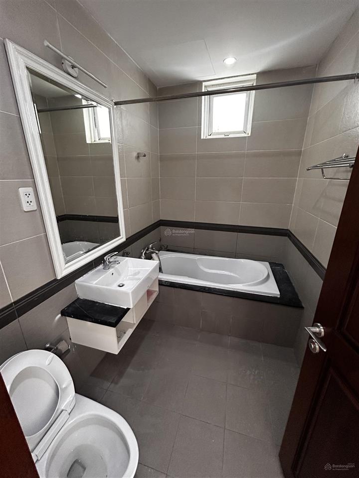 Căn hộ 95m2, 2 ban công. nhà trống giá thuê 15tr/th