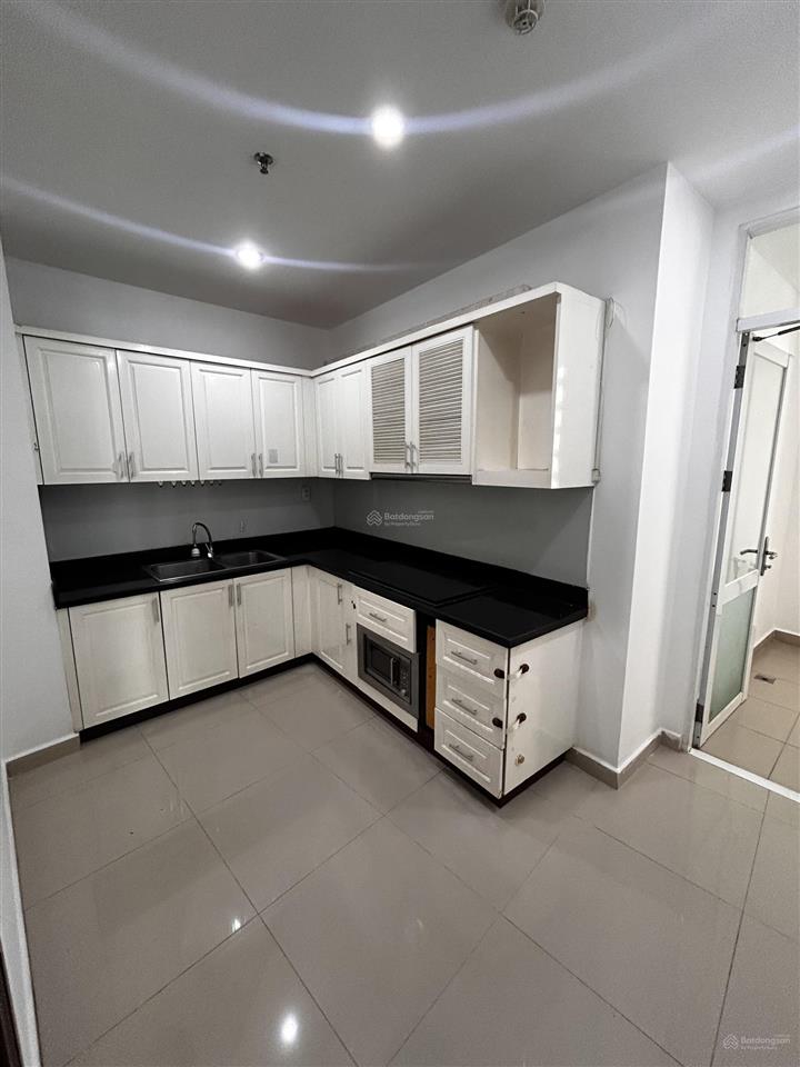 Căn hộ 95m2, 2 ban công. nhà trống giá thuê 15tr/th