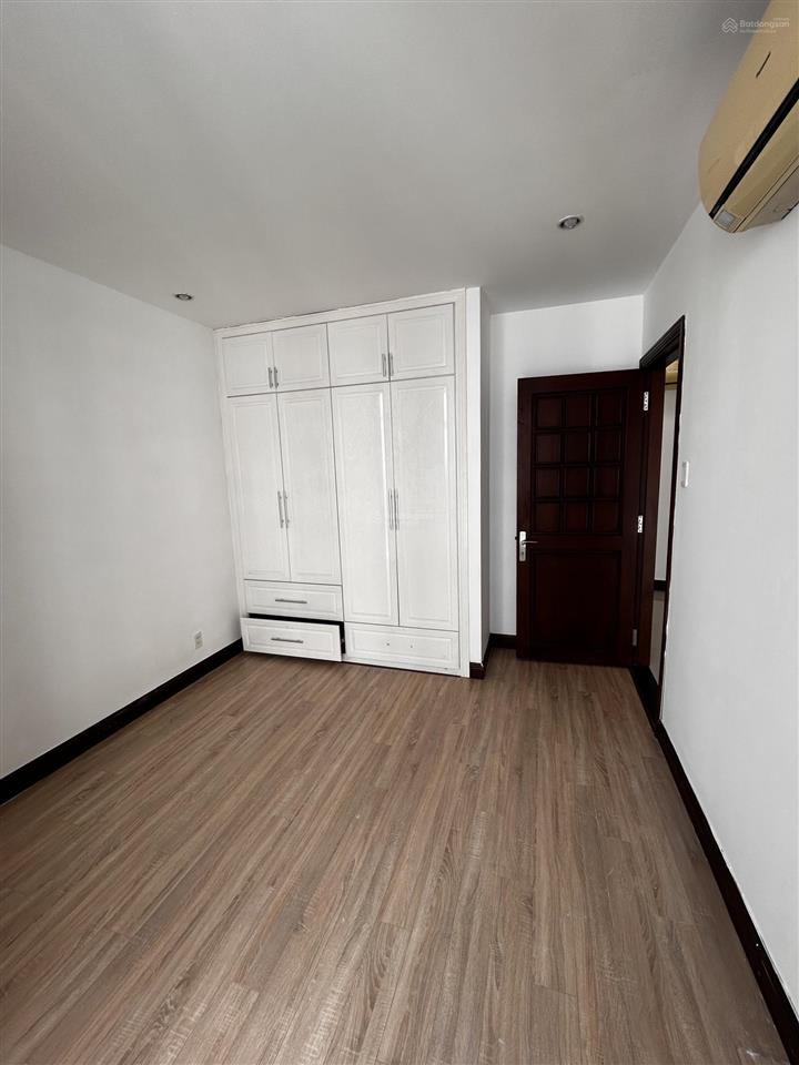 Căn hộ 95m2, 2 ban công. nhà trống giá thuê 15tr/th