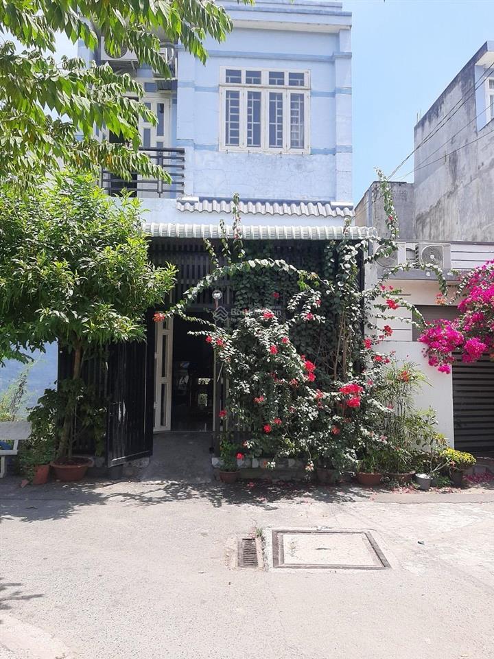 Cô bình bán cắt lỗ 200tr căn nhà 1 lầu, mặt đường dễ kinh doanh buôn bán. đang cho thuê 10tr/tháng