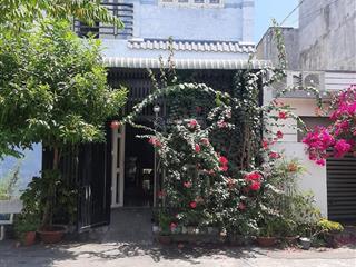 Cô bình bán cắt lỗ 200tr căn nhà 1 lầu, mặt đường dễ kinh doanh buôn bán. đang cho thuê 10tr/tháng