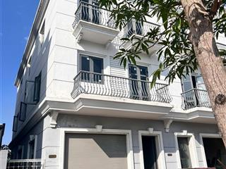 Bán nhà góc khu vincom cẩm phả 165m2 đất 2 mặt đều thoáng giá 6,x tỷ chính chủ không qua môi giới