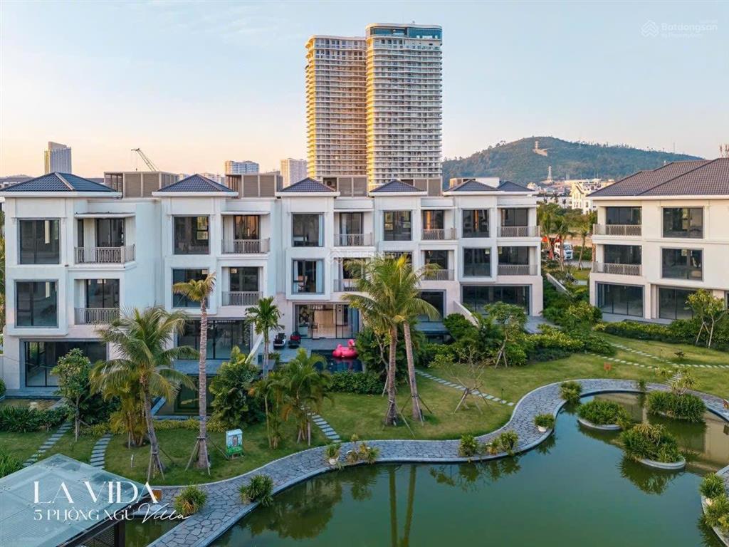 Cần chuyển nhượng grandbay villas căn gần biển 207m2 full nội thất 5 sao giá 3x tỷ  0976 758 ***
