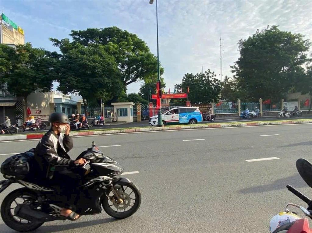 Nhà mặt tiền lê văn việt  3 tầng  dòng tiền 32 triệu/tháng  chỉ 22,99 tỷ
