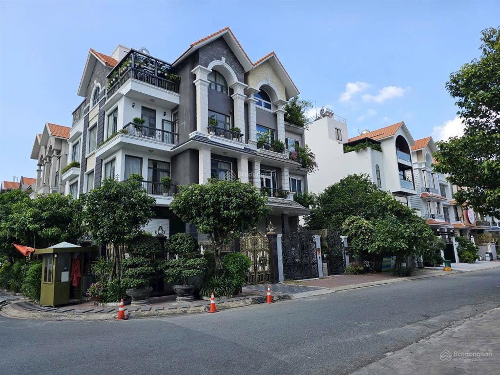 Bán biệt thự đường 16m kdc him lam tân hưng q7 dt 10x20m hầm, trệt, 2,5 lầu có thang máy giá 57 tỷ