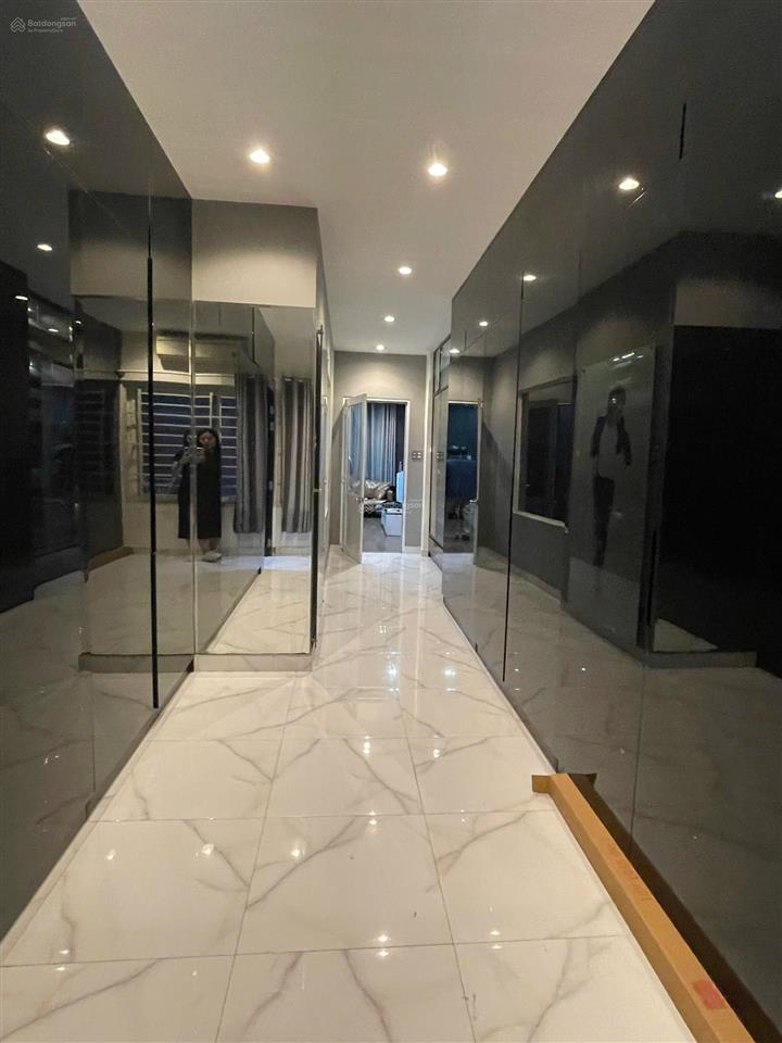 Bán nhà him lam 5x20m giá 27,5 tỷ hầm trệt 2 lầu sân thượng, gồm 4pn, 5wc nội thất cao cấp nhà đẹp