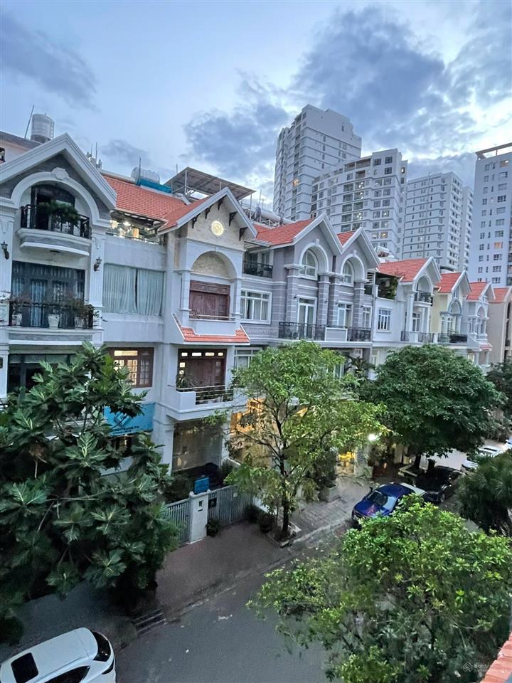 Bán nhà him lam 5x20m giá 27,5 tỷ hầm trệt 2 lầu sân thượng, gồm 4pn, 5wc nội thất cao cấp nhà đẹp