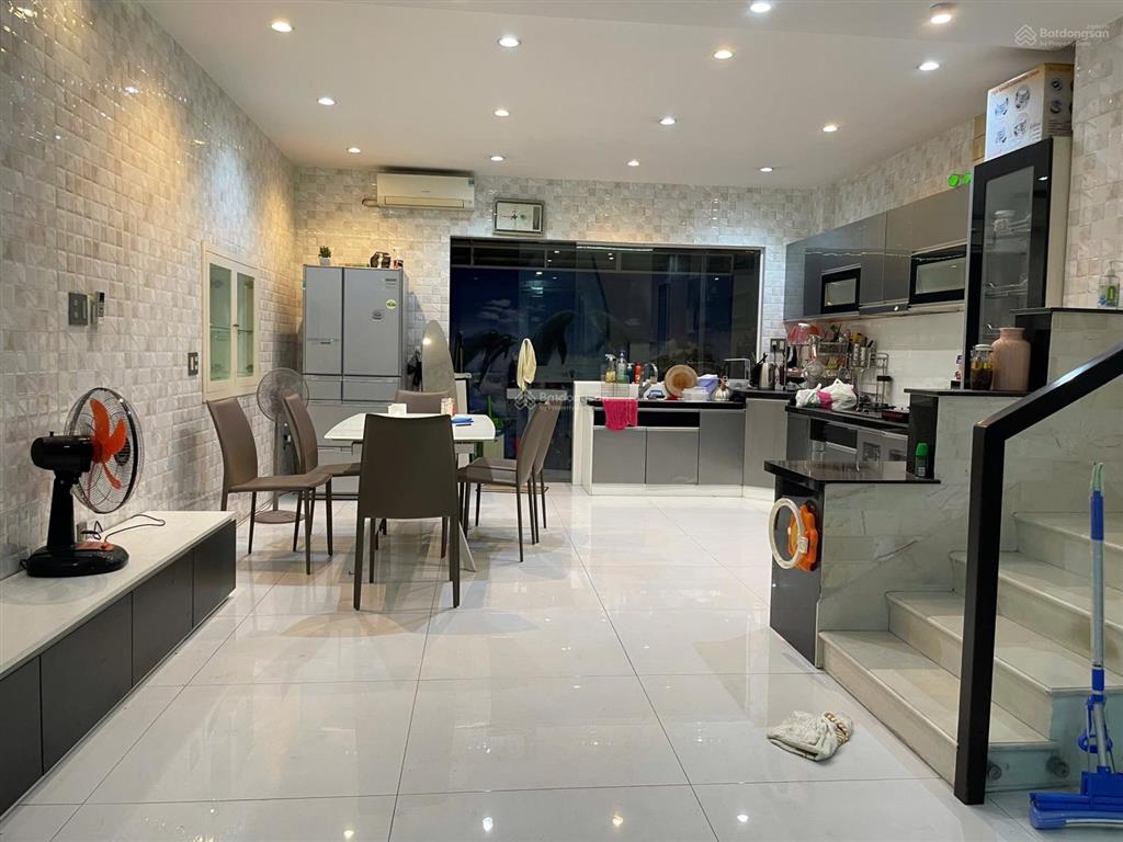Bán nhà him lam 5x20m giá 27,5 tỷ hầm trệt 2 lầu sân thượng, gồm 4pn, 5wc nội thất cao cấp nhà đẹp