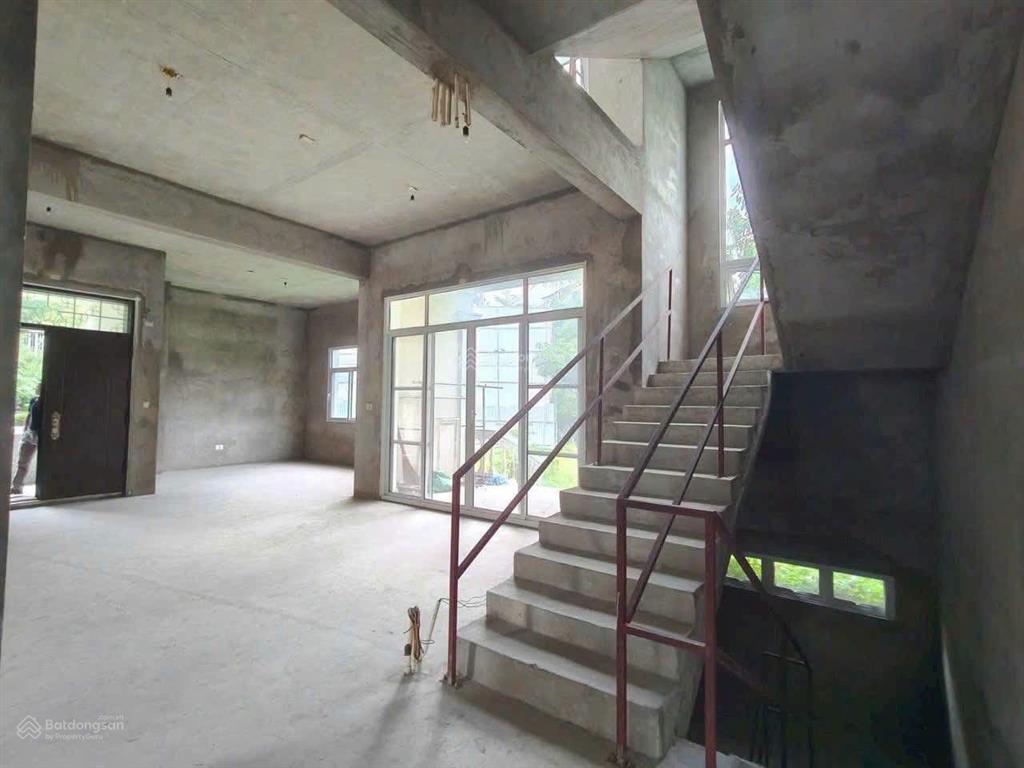 Bán biệt thự đơn lập vip chateau pmh, căn góc dt 26x23 kết cấu hầm và 3 tầng lầu, giá 230 tỷ