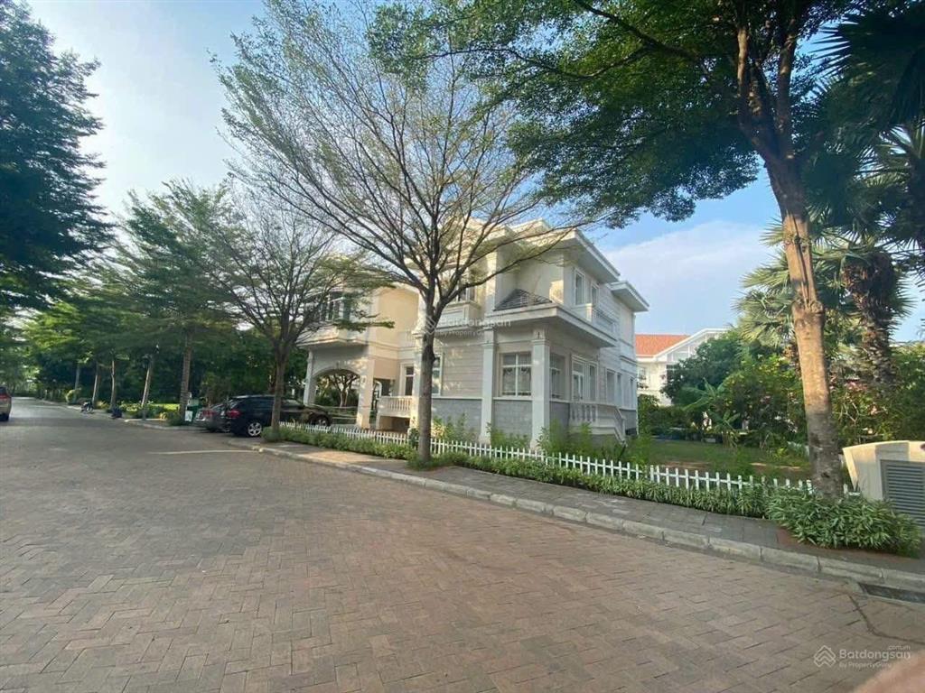 Bán biệt thự đơn lập vip chateau pmh, căn góc dt 26x23 kết cấu hầm và 3 tầng lầu, giá 230 tỷ
