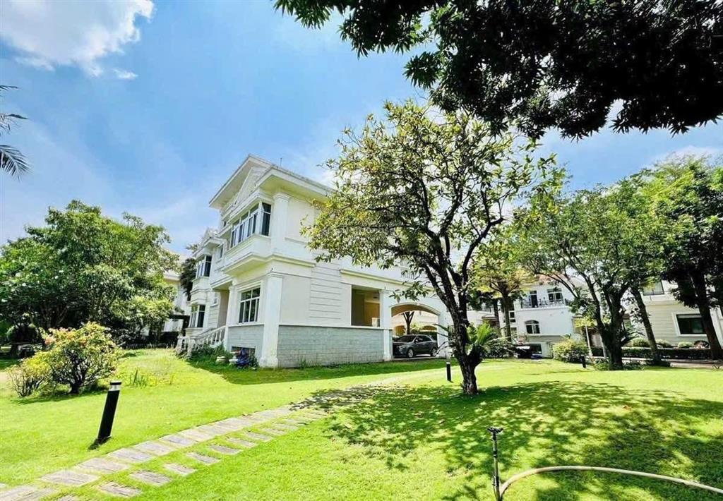 Bán biệt thự đơn lập vip chateau pmh, căn góc dt 26x23 kết cấu hầm và 3 tầng lầu, giá 230 tỷ