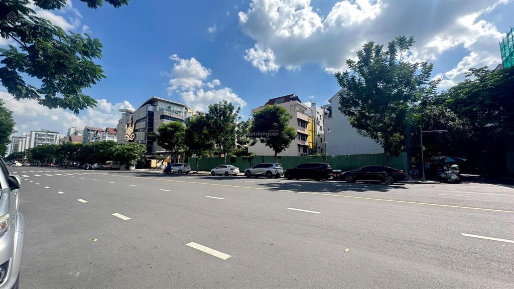 Bán đất 3 mặt tiền đường bùi bằng đoàn phú mỹ hưng. diện tích ngang 17x37m cn 613.4m2 giá 380 tỷ