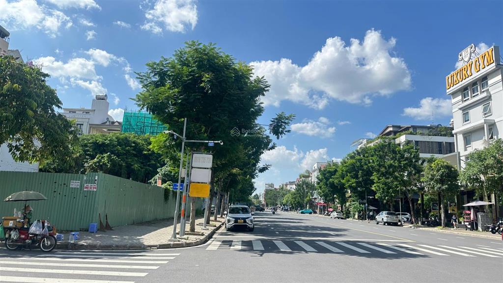 Bán đất 3 mặt tiền đường bùi bằng đoàn phú mỹ hưng. diện tích ngang 17x37m cn 613.4m2 giá 380 tỷ