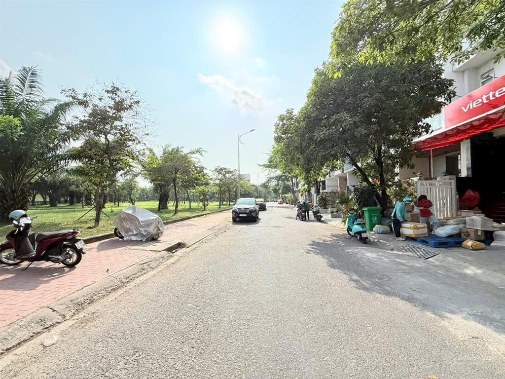 Bán nhà 46 đường 20 khu him lam quận 7, diện tích 7,5x20 căn góc đối diện công viên giá 40 tỷ