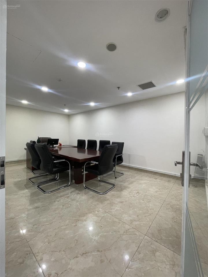 Cho thuê sàn văn phòng tầng trệt golden king  q7, dt 144m2, sẵn bàn giao.  0937 379 ***