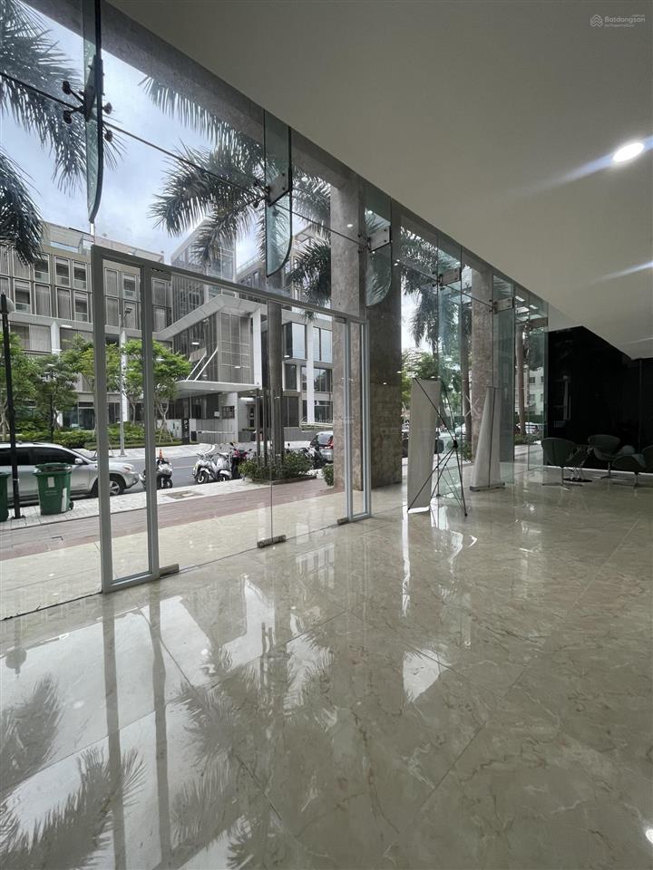 Cho thuê sàn văn phòng tầng trệt golden king  q7, dt 144m2, sẵn bàn giao.  0937 379 ***