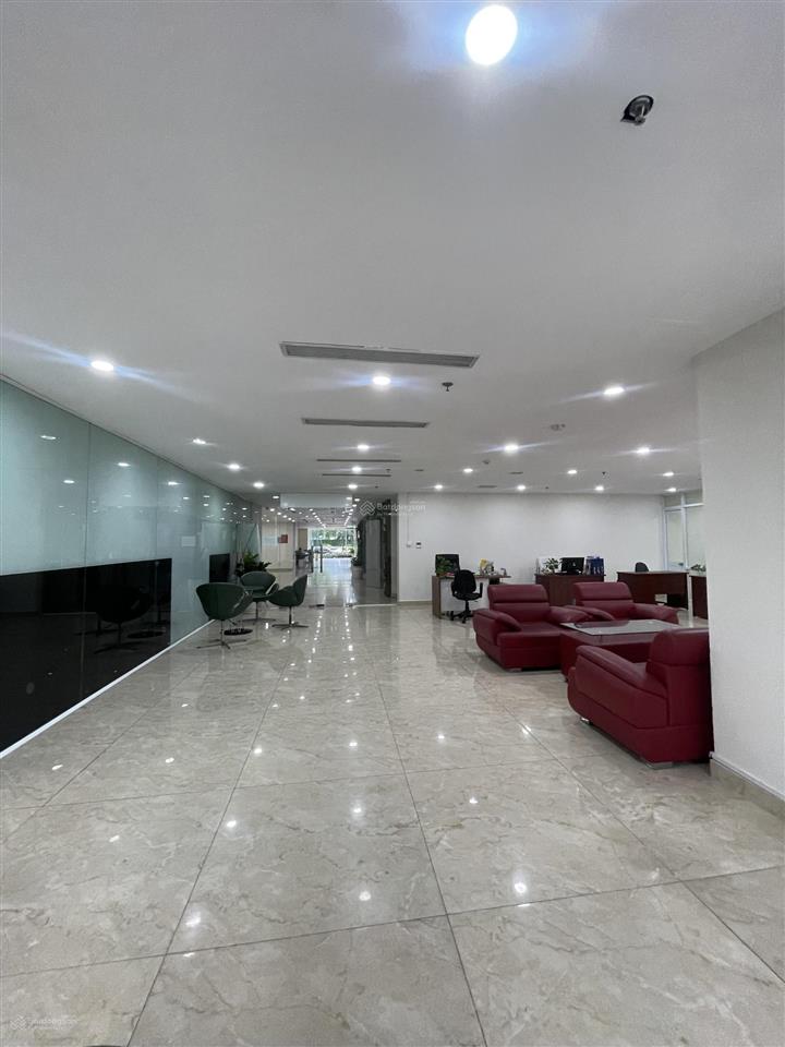 Cho thuê sàn văn phòng tầng trệt golden king  q7, dt 144m2, sẵn bàn giao.  0937 379 ***