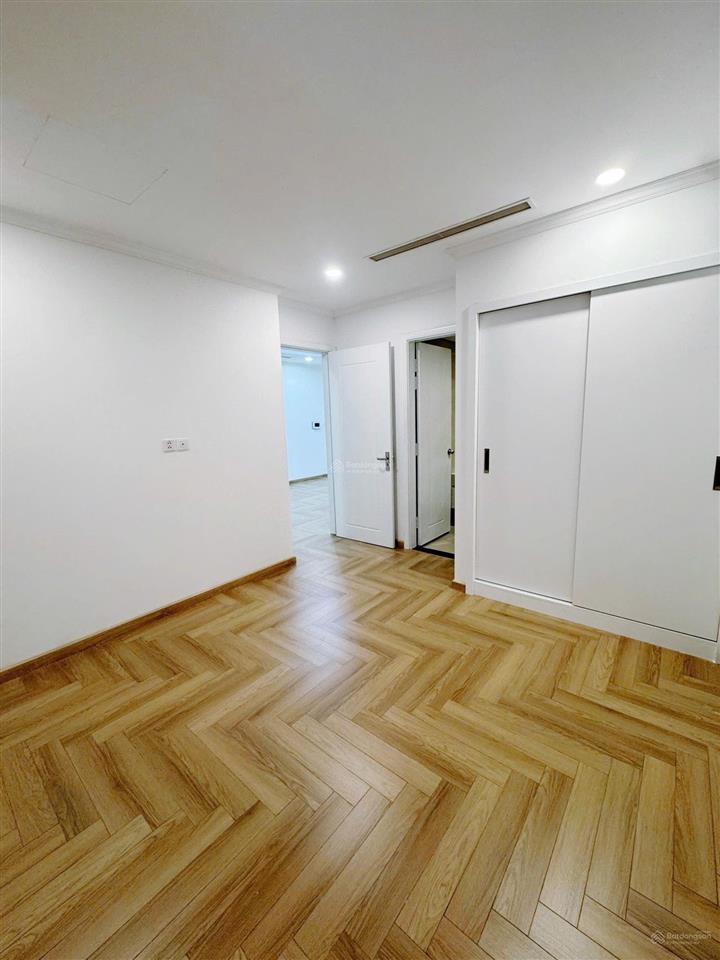Cho thuê 2pn sáng park hill 80.6m2 view quảng trường nhà mới sơn sửa sạch, điều hòa âm trần
