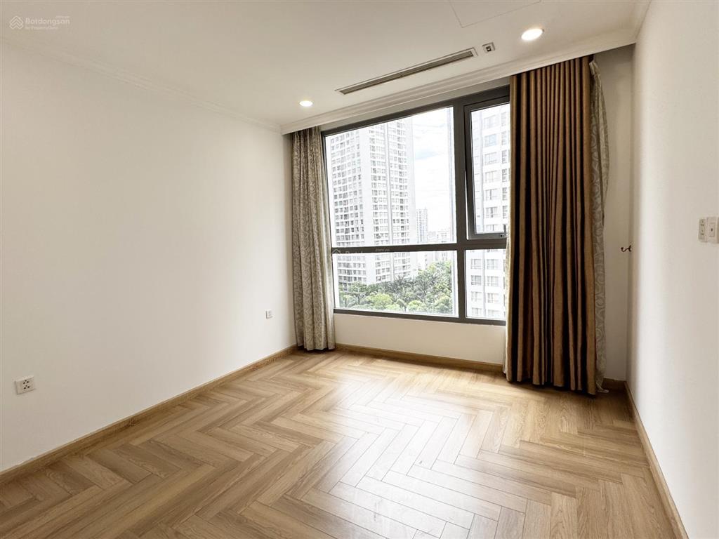 Cho thuê 2pn sáng park hill 80.6m2 view quảng trường nhà mới sơn sửa sạch, điều hòa âm trần