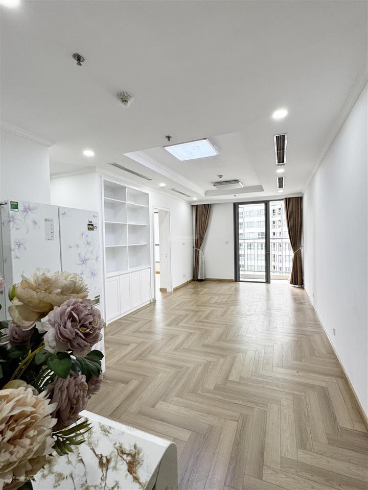 Cho thuê 2pn sáng park hill 80.6m2 view quảng trường nhà mới sơn sửa sạch, điều hòa âm trần