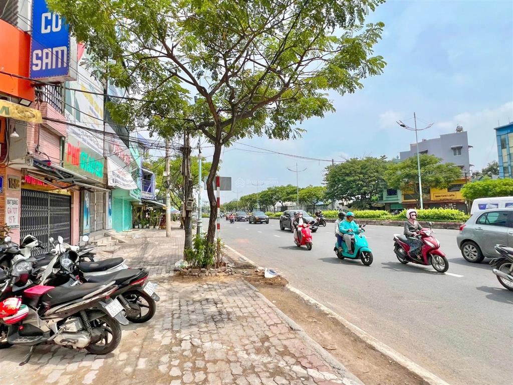 Bán góc 3 mặt tiền nguyễn văn linh quận 7 tuyến chính q4 qua q7
