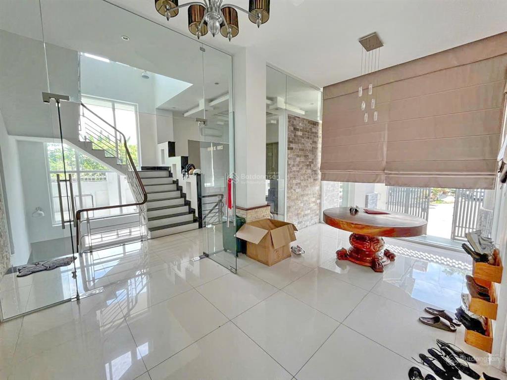 Biệt thự đẹp 234m² hầm, 3 tầng kdc sadeco quận 7 (gần vivo) giá 40 tỷ