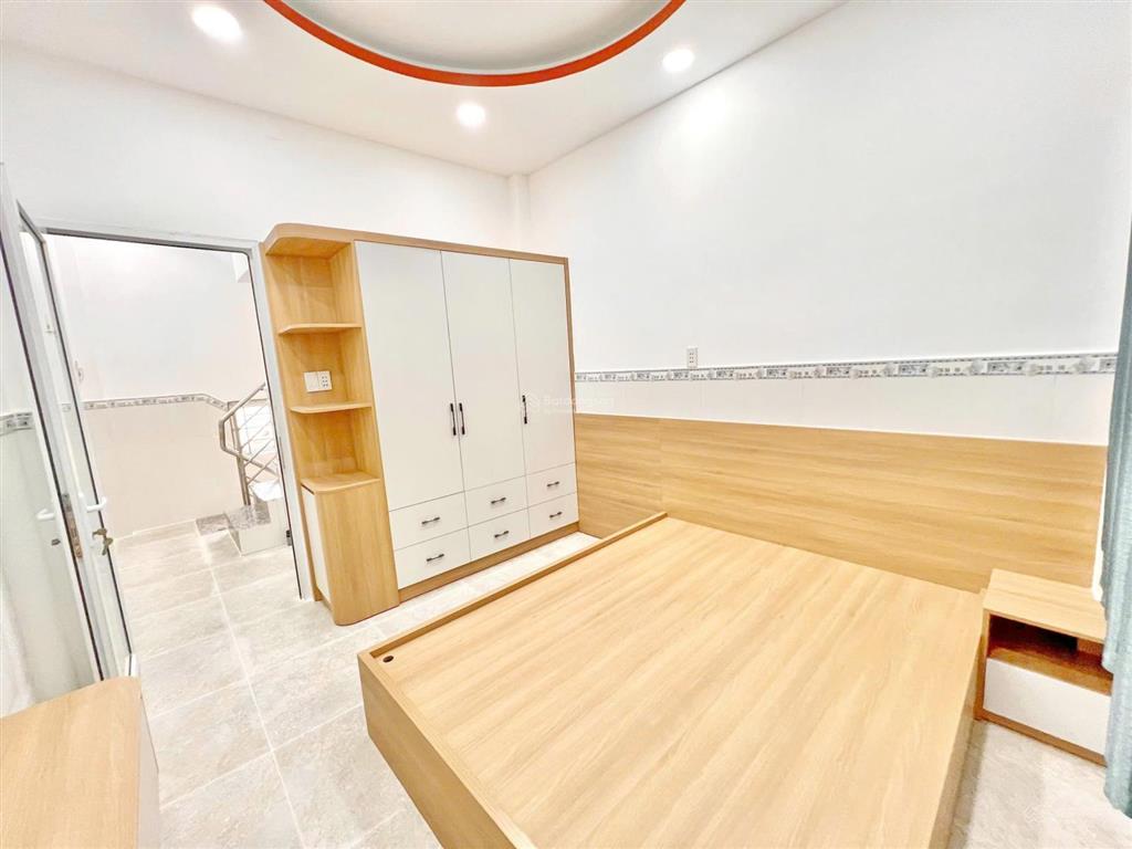 Cho thuê nhà 4 tầng hẽm thoáng cạnh trung tâm q7 giá chỉ 12 tr/th
