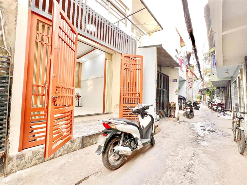 Cho thuê nhà 4 tầng hẽm thoáng cạnh trung tâm q7 giá chỉ 12 tr/th