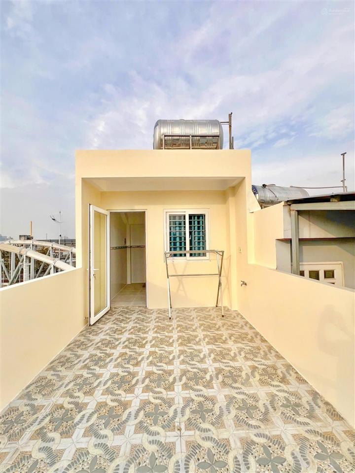 Cho thuê nhà 4 tầng hẽm thoáng cạnh trung tâm q7 giá chỉ 12 tr/th