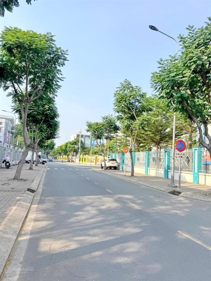 Thơm  bán lô đất nở hậu mặt tiền đường số kdc trung tâm cạnh pmh q7