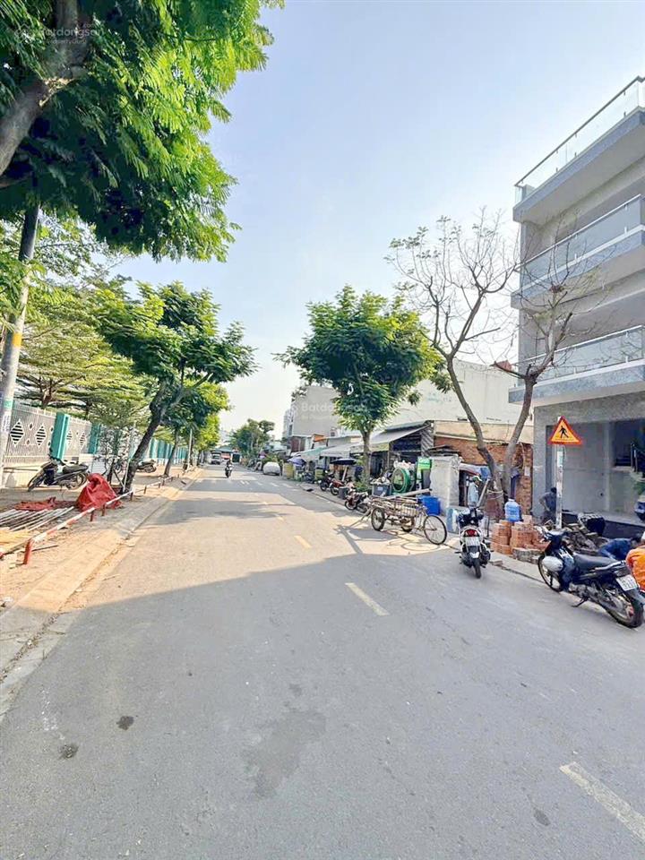 Thơm  bán lô đất nở hậu mặt tiền đường số kdc trung tâm cạnh pmh q7