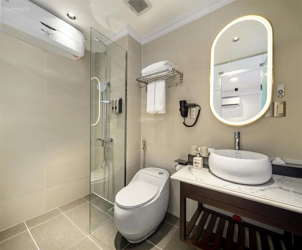 Bán khách sạn 5 tầng mặt hồ trung tâm sapa khai thác trung bình 120150tr/1 tháng
