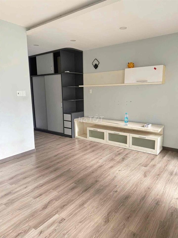 Cho thuê phòng có ban công, nhà wc, chổ để xe riêng. Giờ giấc tự do