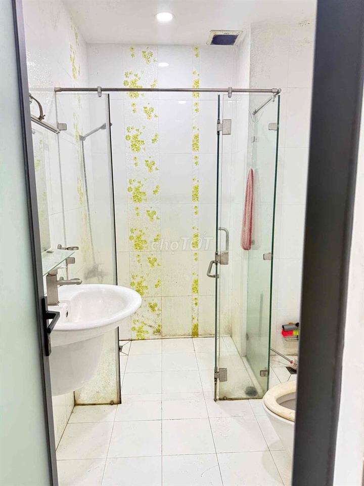 Cho thuê phòng có ban công, nhà wc, chổ để xe riêng. Giờ giấc tự do
