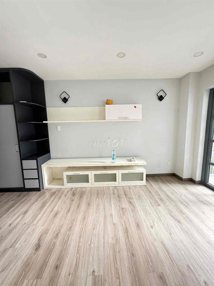 Cho thuê phòng có ban công, nhà wc, chổ để xe riêng. Giờ giấc tự do
