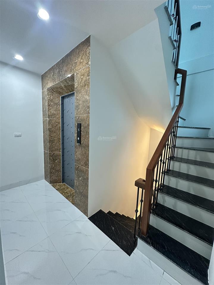 Tôi cần bán nhà 6 tầng, thang máy ở cầu cốc, 3 ngủ