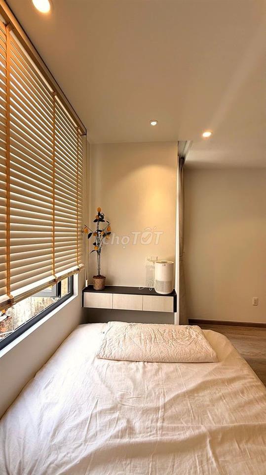Nhà hẻm xe hơi 5 phòng kế bên Quận 1